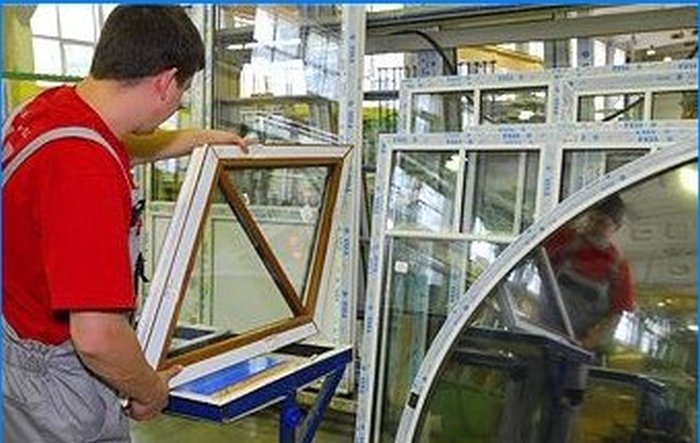 Nästan komplicerat: tillverkningsteknologi, fördelar med PVC-fönster