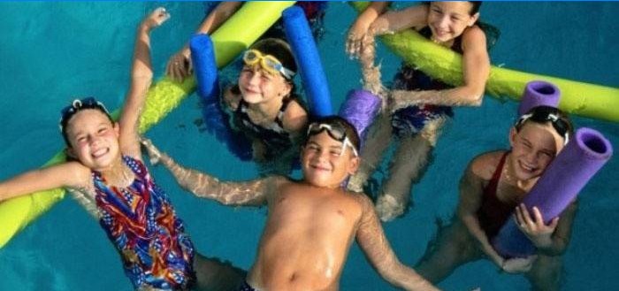 Barnens simundervisning i poolen