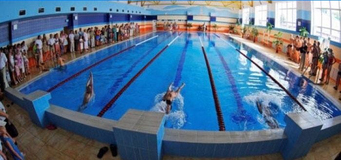 Simning i poolen: ett universalmedel eller en hobby