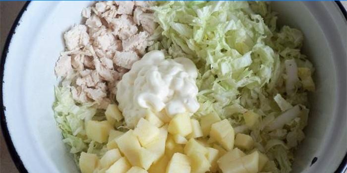 Ingredienser och majonnäs i en skål