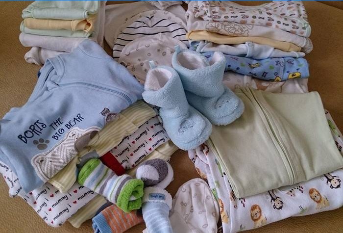 Minsta uppsättning kläder för ett nyfött barn för första gången