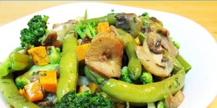String Bean Salad med svamp och broccoli