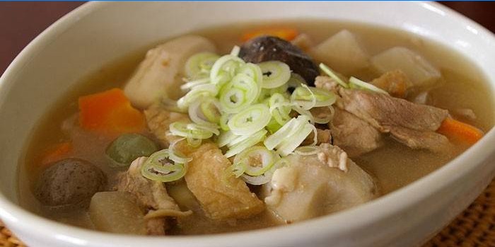 Japansk soppa med griskött och grönsaker
