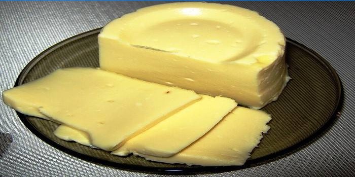 Hemlagad ost på en platta