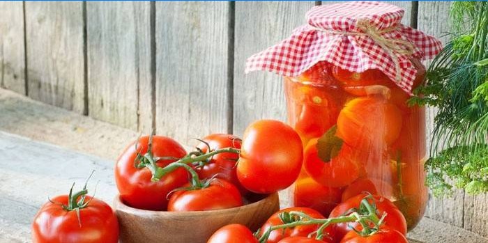 Nya och saltade tomater i en burk