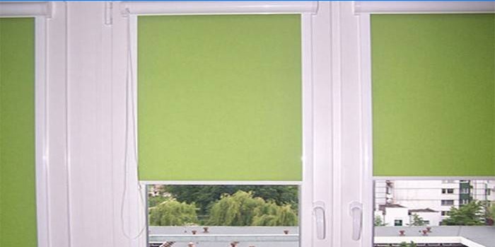 Ljusgröna rullgardiner på fönstren i Santa Uni