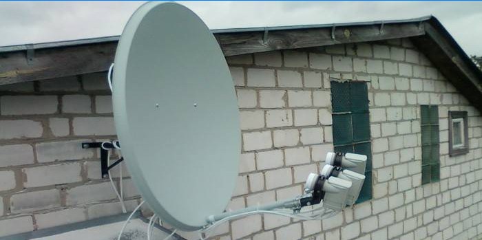 Satellit-TV-antenn på huset
