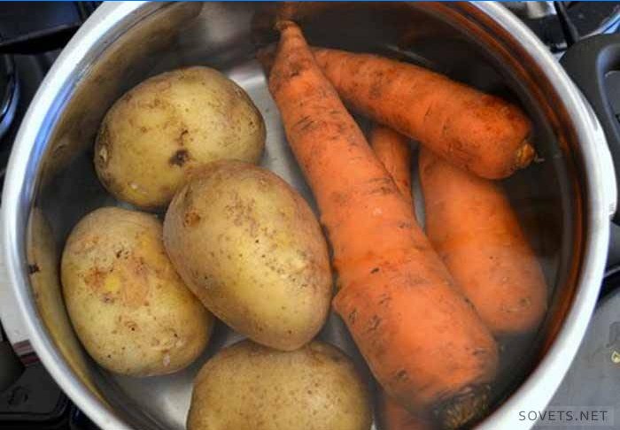 Potatis och morötter i en panna