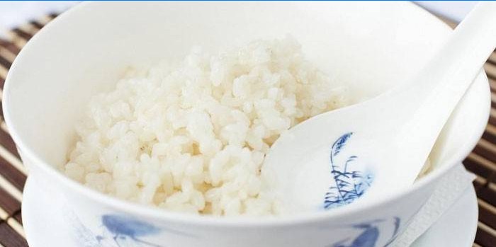 Kokt ris i en tallrik