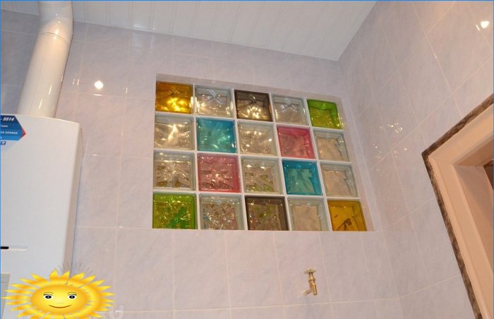 Färgade glasblock i badrummet