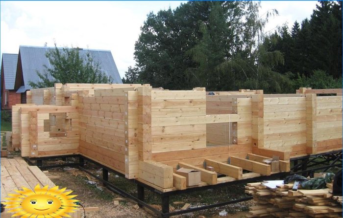 Processen att bygga ett hus från en profilerad balk