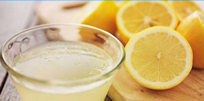 Citronhalvor och citronsaft