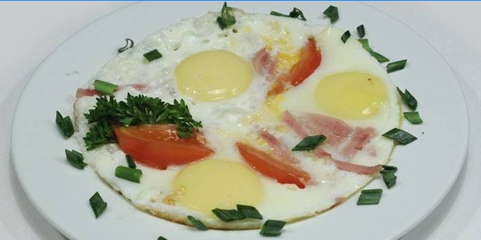 Stekte ägg med tomat och bacon