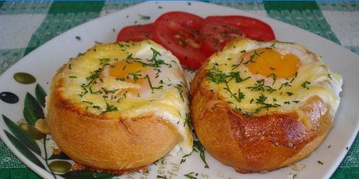 Stekte ägg i en bulle med ost på en platta
