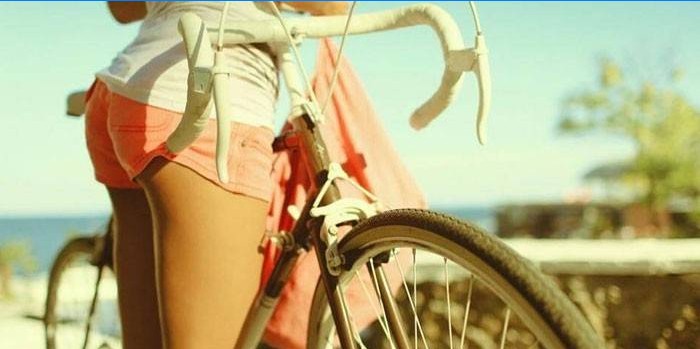 Flicka med en cykel