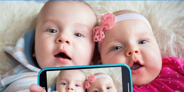Tvillingarna skjutas på en smartphone