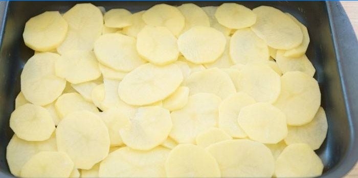Potatis förberedd för bakning