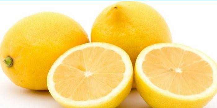 Hela och halverade citroner