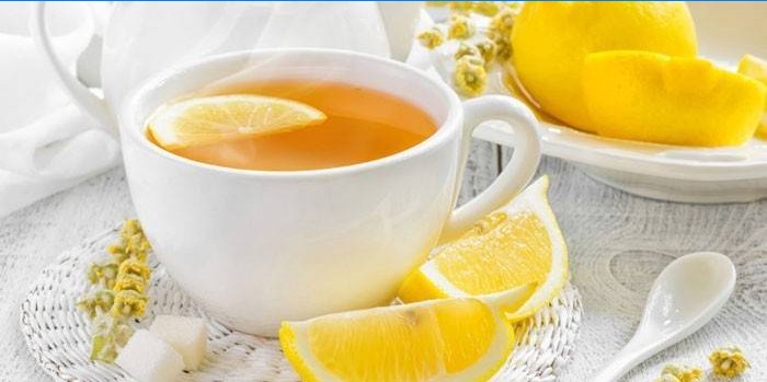 Te med citron i en kopp