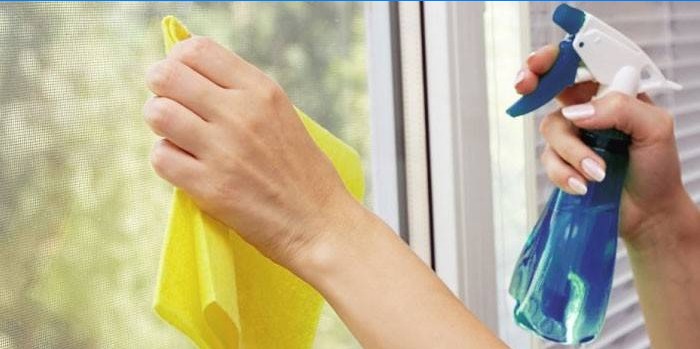 Hur man tvättar fönster utan streck med folkrättsmedel och tvättlösningar