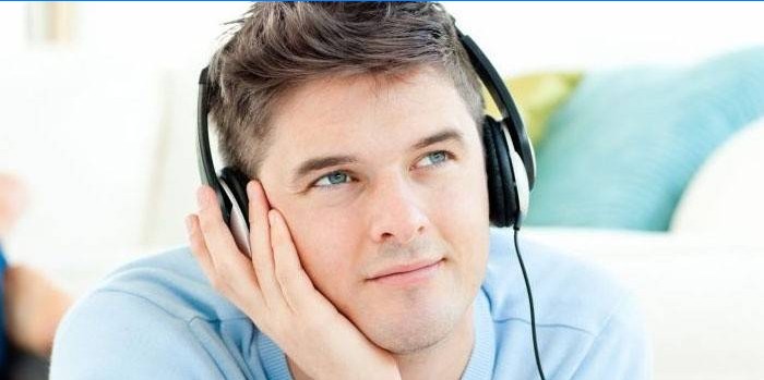 Killen lyssnar på musik i hörlurar