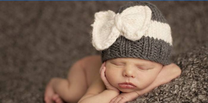 Stickad hatt för stickning för en nyfödd pojke