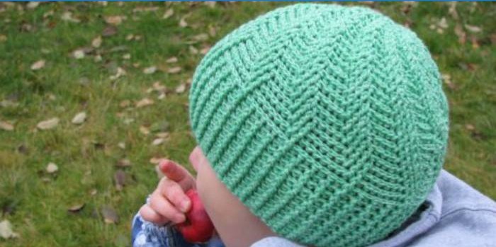 Barns stickad hatt med präglad mönster