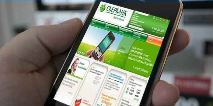Sberbank mobilapplikation på en smarttelefonskärm