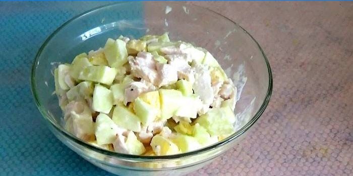 Kokt kyckling- och äpplsallad i en salladskål