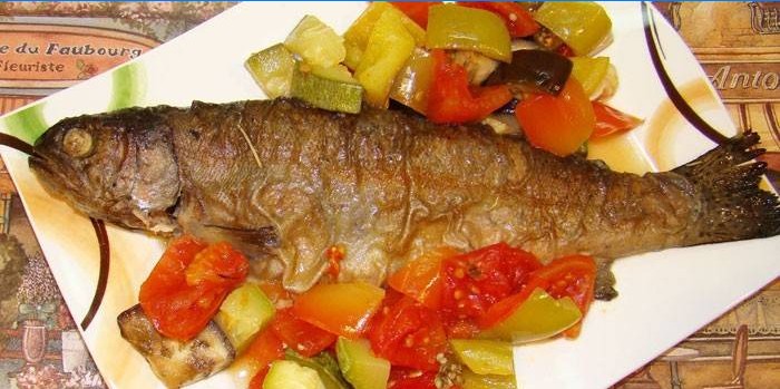 Röd fisk med grönsaker