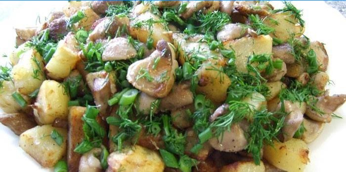 Stekte potatisar med champinjoner på en platta