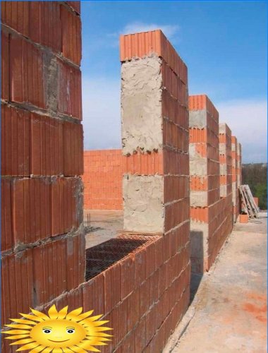 Keramiska block för att bygga ett hus