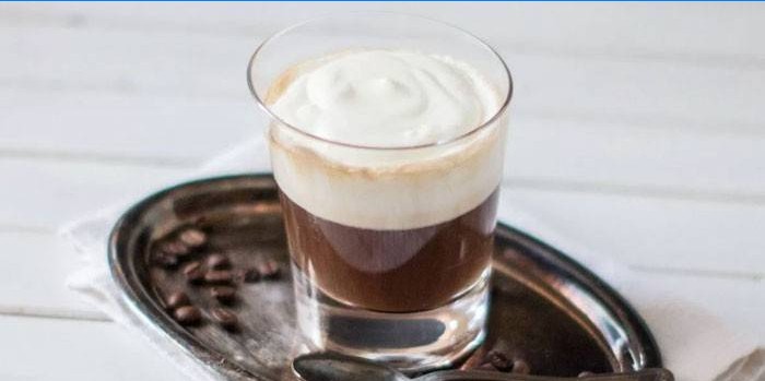 Klar irländskt kaffe i ett glas