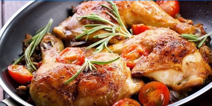 Kyckling med grönsaker och rosmarin i en panna