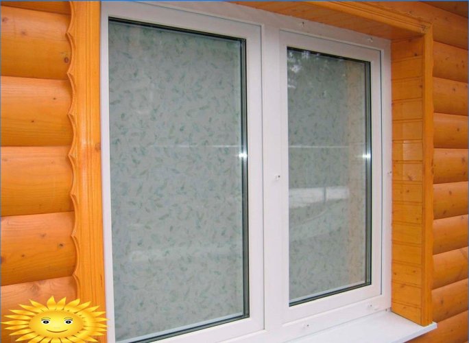 Lutningar för fönster i ett trähus: efterbehandlingsalternativ