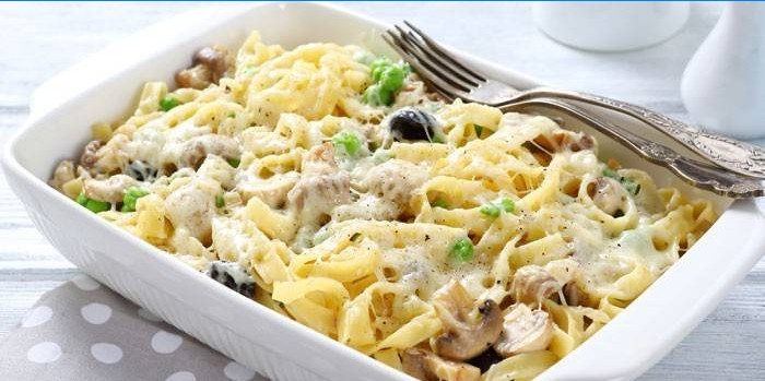 Formad pasta med svamp, kött och ost