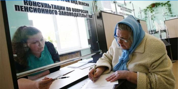 Kvinnor i pensionsåldern undertecknar dokument