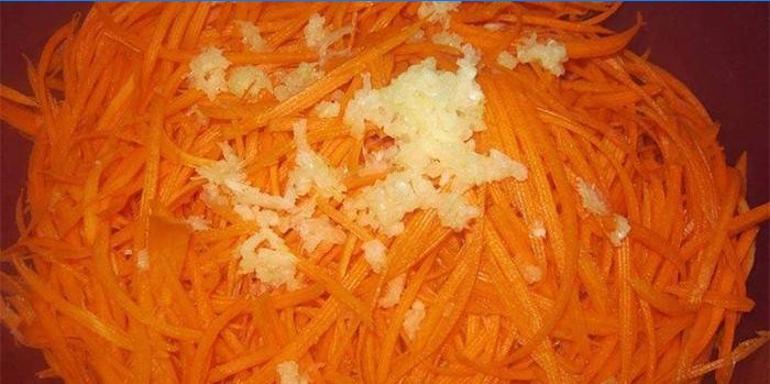 Hackade morötter och vitlök i en skål