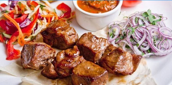 Skivat grisköttkött med sallader och sås