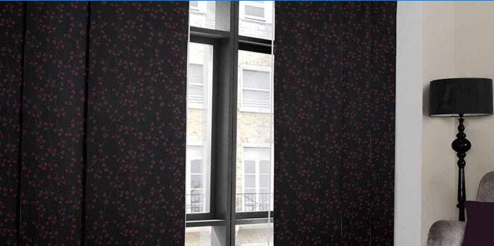 Ljusisolerade gardiner på fönstret