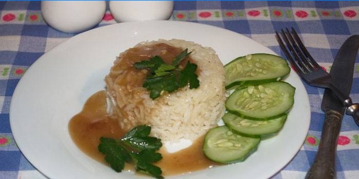 Kokt ris med teriyaki sås på en platta