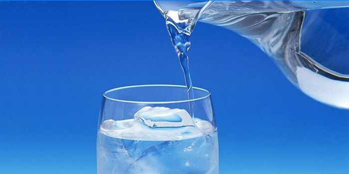 Vatten i ett glas och kannan