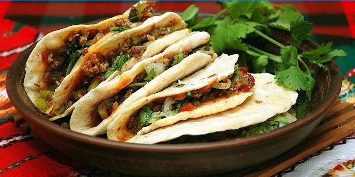 Taco med kött och grönsaker