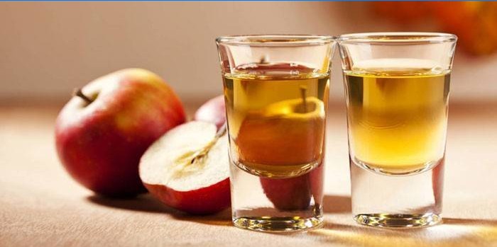 Vatten med äppelcidervinäger i glas