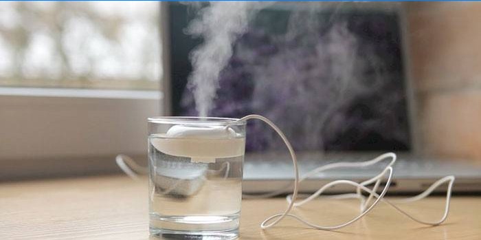 Ultraljudsfuktare i ett glas vatten