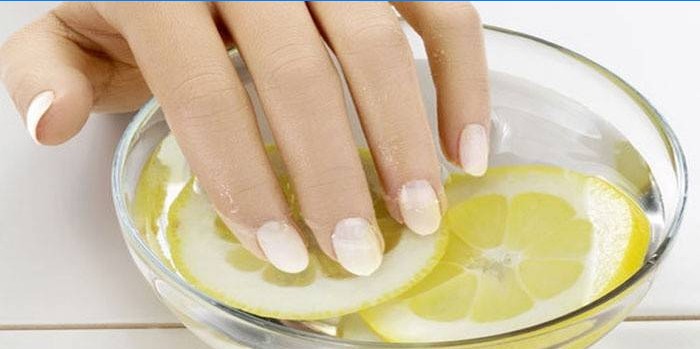 Bad med citronsaft för naglar