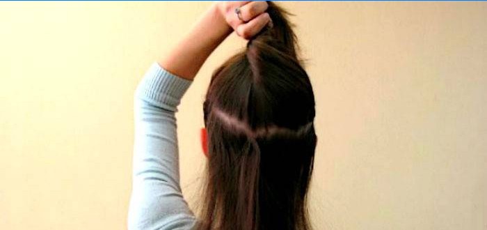 Dela håret med en vertikal avskiljning