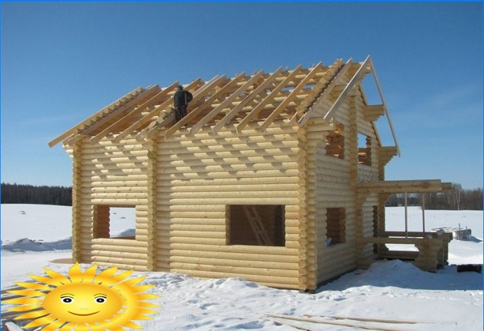 Konstruktion av ett trähus på vintern