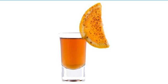 Cocktail med rom och apelsinjuice