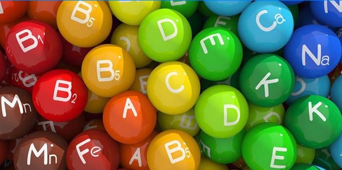 Flerfärgade bollar av vitaminer och mineraler